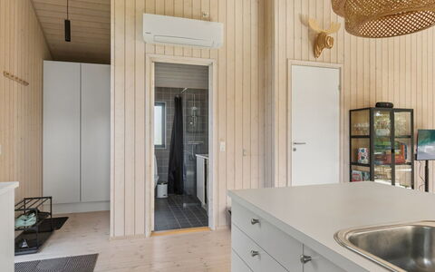 Cita - 350M from the Sea: Parete, Pavimentazione, Legna, Interior Design, Soffitto, Pavimento, Lampada, Illuminazione, Cucina, Casa