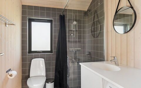 Cita - 350M from the Sea: Parete, Interior Design, Pavimentazione, Idraulico Fixture, Legna, Pavimento, Bagno, Gabinetto, Idraulico, Lavello