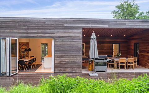 Zezilie - 500M from the Sea: Tetto, Casa, Casa, Villetta, Porta, Raccordo, Deck, Portico, Plank, Latifoglie