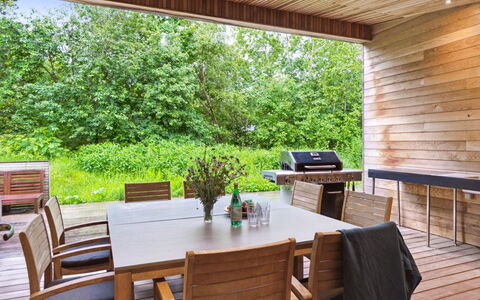 Zezilie - 500M from the Sea: Tetto, Casa, Casa, Villetta, Porta, Raccordo, Deck, Portico, Plank, Latifoglie