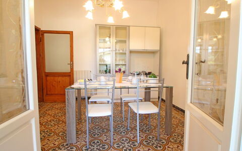 Casa Leonardo: Mobilia, Tavolo, Legna, Illuminazione, Interior Design, Sedia, Pavimento, Parete, Pavimentazione