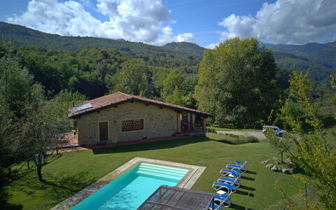 Casetta Verde: Nube, Pianta, Cielo, Proprietà, Acqua, Costruzione, Azzurro, Montagna, Albero, Piscina