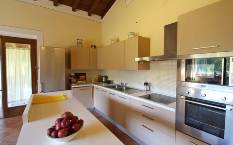 Casetta Verde: Controsoffitto, Cabinetry, Mobilia, Lavello, Rubinetto, Elettrodomestico Da Cucina, Cucina, Legna, Elettrodomestico, Cucina Stufa