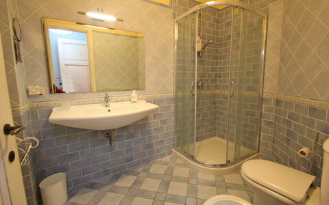 Casetta Verde: Marrone, Specchio, Idraulico Fixture, Rubinetto, Lavello, Proprietà, Costruzione, Lavandino Del Bagno, Bagno