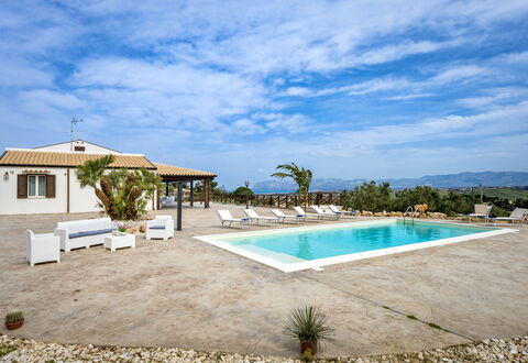 Villa Alcamo: Nube, Acqua, Cielo, Pianta, Piscina, Costruzione, Azzurro, Albero, Shade, Arecales