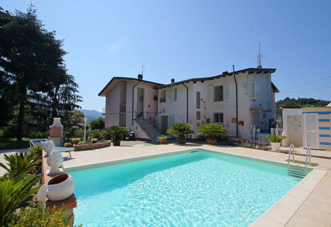 Casa Luigi: Acqua, Pianta, Cielo, Proprietà, Costruzione, Piscina, Azzurro, Erba, Albero, Tempo Libero