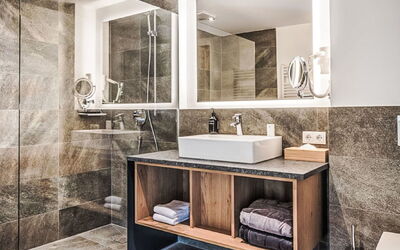 Dreams 200.4: Mobilia, Cabinetry, Controsoffitto, Idraulico Fixture, Lavello, Legna, Rubinetto, Interior Design, Costruzione, Mobiletto Del Bagno