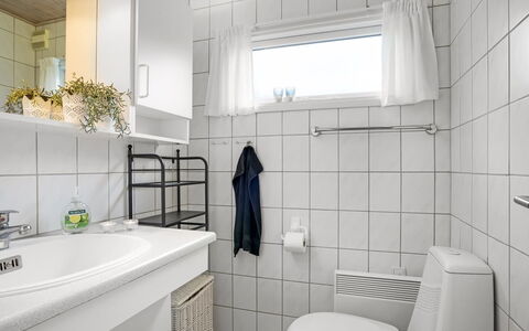 Bosse - from the Sea: Idraulico Fixture, Pavimentazione, Interior Design, Lavello, Pavimento, Toilet Seat, Gabinetto, Lavandino Del Bagno, Bagno, Rubinetto
