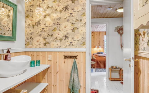 Ellinore - from the Sea: Interior Design, Pavimentazione, Mobilia, Mobiletto Del Bagno, Illuminazione, Pavimento, Soffitto, Camera, Idraulico Fixture, Bagno