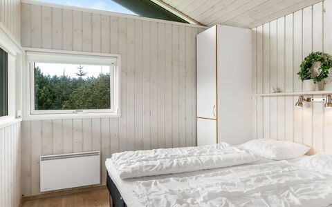 Juris - 950M from the Sea: Legna, Soffitto, Pavimento, Camera Da Letto, Plank, Latifoglie, Bedding, Color Legno, Illuminazione Diurna, Letto