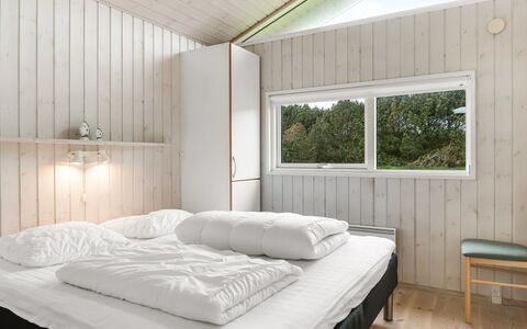Juris - 950M from the Sea: Camera Da Letto, Letto, Legna, Bedding, Lenzuolo, Soffitto, Interior Design, Pavimento, Telaio Del Letto, Casa