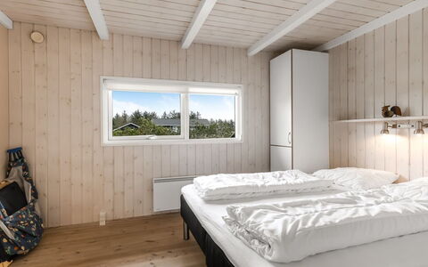 Juris - 950M from the Sea: Legna, Camera Da Letto, Plank, Latifoglie, Bedding, Letto, Color Legno, Congelamento, Telaio Del Letto, Lenzuolo