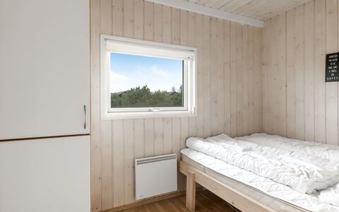 Juris - 950M from the Sea: Legna, Pavimento, Camera Da Letto, Plank, Latifoglie, Color Legno, Bedding, Letto, Lenzuolo, Pavimento In Legno