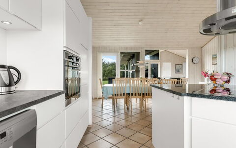 Juris - 950M from the Sea: Pavimentazione, Cucina, Pavimento, Interior Design, Legna, Controsoffitto, Soffitto, Pavimento In Legno, Cabinetry, Elettrodomestico Da Cucina