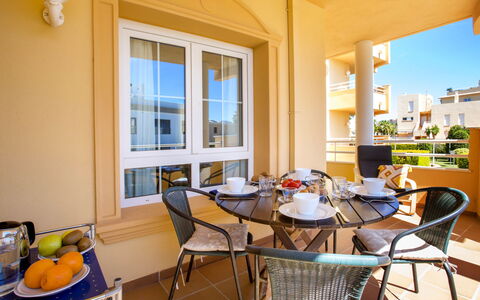 Golf & Mar: Tavolo, Mobilia, Proprietà, Finestra, Sedia, Interior Design, Legna, Architettura, Giallo, Pavimento