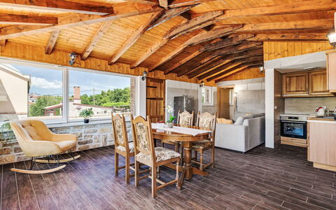 Villa Frane: Mobilia, Proprietà, Sedia, Finestra, Tavolo, Legna, Illuminazione, Interior Design, Mobili Da Esterno, Shade