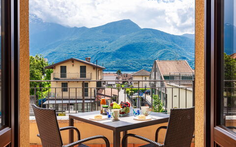 Re16 Regina: Nube, Tavolo, Cielo, Mobilia, Costruzione, Proprietà, Finestra, Montagna, Sedia, Interior Design
