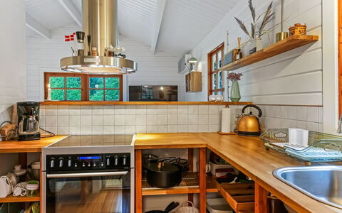 Barthi - 1.6Km from the Sea: Cucina, Legna, Interior Design, Pavimentazione, Controsoffitto, Elettrodomestico Da Cucina, Soffitto, Mobilia, Cabinetry, Pavimento
