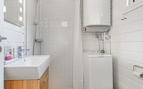 Barthi - 1.6Km from the Sea: Bagno, Idraulico Fixture, Parete, Pavimentazione, Interior Design, Pavimento, Gabinetto, Toilet Seat, Idraulico, Lavello