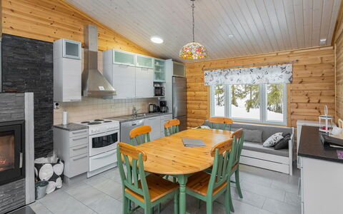 Kuukkelin Kehto: Legna, Cucina, Soffitto, Mobilia, Interior Design, Casa, Controsoffitto, Casa, Cabinetry, Cucina & Sala Da Pranzo Tavolo