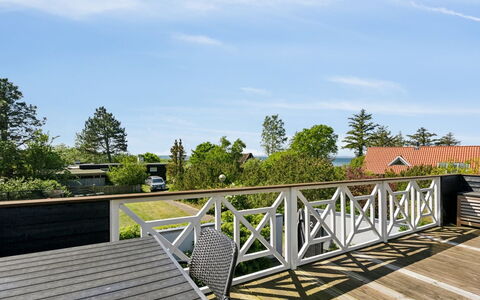 Eikka - 100M from the Sea: Legna, Deck, Portico, Latifoglie, Materiale Composito, Corrimano, Plank, Shade, Boardwalk, Pavimento In Legno