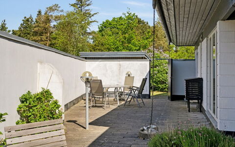 Eikka - 100M from the Sea: Mobili Da Esterno, Mobilia, Shade, Sedia, Cortile, Tavolo Esterno, Giardino, Cortile, Backyard, Terrazza