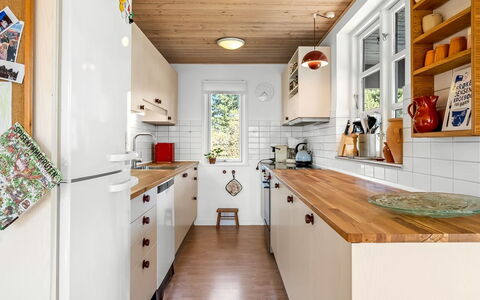 Eikka - 100M from the Sea: Cucina, Elettrodomestico Da Cucina, Controsoffitto, Cabinetry, Interior Design, Legna, Pavimentazione, Apparecchio Major, Elettrodomestico, Mobilia