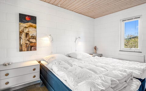 Eikka - 100M from the Sea: Legna, Camera Da Letto, Casa, Pavimento, Soffitto, Bedding, Letto, Lenzuolo, Telaio Del Letto, Plank