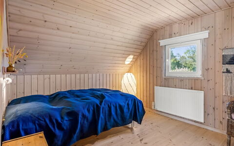 Eikka - 100M from the Sea: Legna, Soffitto, Camera Da Letto, Pavimentazione, Pavimento, Casa, Pavimento In Legno, Interior Design, Letto, Latifoglie