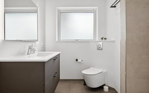 Norna - 350M from the Sea: Pavimentazione, Idraulico Fixture, Pavimento, Interior Design, Bagno, Gabinetto, Idraulico, Lavello, Mobiletto Del Bagno, Rubinetto