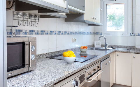 Cap Ras Ii: Controsoffitto, Proprietà, Cucina, Camera, Bianca, Cabinetry, Mobilia, Giallo, Piastrella, Interior Design