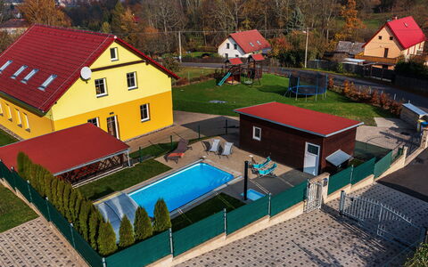 Jílové: Costruzione, Finestra, Casa, Pianta, Albero, Quartiere, Urban Design, Erba, Piscina, Cielo