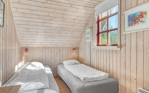 Niesina - 600M to the Fjord: Parete, Legna, Camera Da Letto, Pavimento, Letto, Pavimentazione, Casa, Mobilia, Latifoglie, Casa