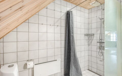 Niesina - 600M to the Fjord: Pavimentazione, Idraulico Fixture, Pavimento, Legna, Bagno, Interior Design, Soffitto, Idraulico, Rubinetto, Lavello