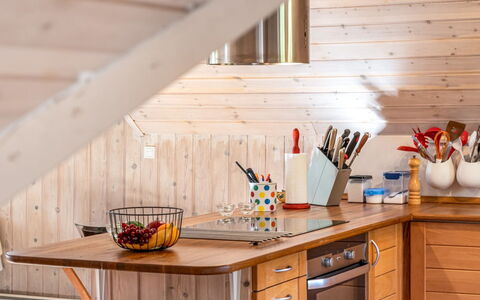 Niesina - 600M to the Fjord: Legna, Pavimentazione, Cucina, Interior Design, Pavimento, Color Legno, Mobilia, Pavimento In Legno, Elettrodomestico Da Cucina, Latifoglie