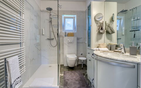 Happy Home Rab: Specchio, Proprietà, Lavello, Idraulico Fixture, Bagno, Rubinetto, Viola, Interior Design, Pavimento