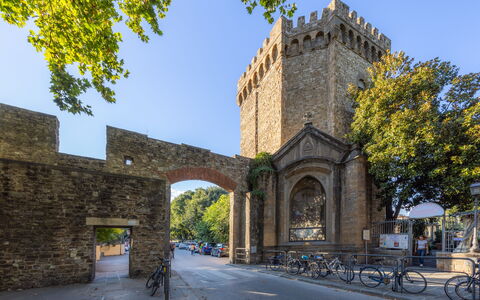 Cascine Apartment In Florence: Albero, Arco, Architettura, Architettura Medievale, Arcade