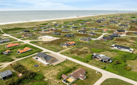 Emppu - 250M from the Sea: Tetto, Casa, Porta, Villetta, Shade, Raccordo, Cortile, Estate, Backyard