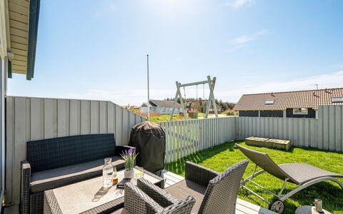 Emppu - 250M from the Sea: Tetto, Casa, Porta, Villetta, Shade, Raccordo, Cortile, Estate, Backyard