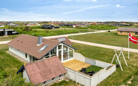 Emppu - 250M from the Sea: Tetto, Casa, Porta, Villetta, Shade, Raccordo, Cortile, Estate, Backyard