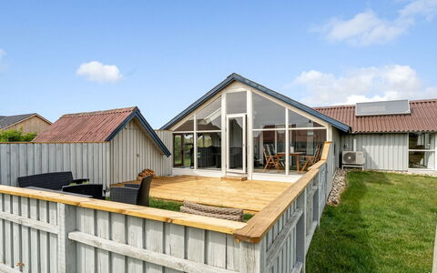 Emppu - 250M from the Sea: Tetto, Casa, Porta, Villetta, Shade, Raccordo, Cortile, Estate, Backyard