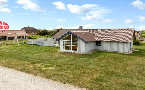 Emppu - 250M from the Sea: Tetto, Casa, Porta, Villetta, Shade, Raccordo, Cortile, Estate, Backyard