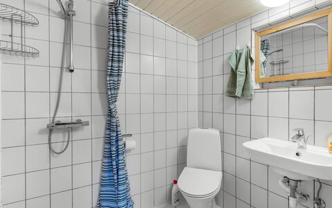 Antonie - 700M from the Sea: Idraulico Fixture, Pavimentazione, Lavello, Bagno, Interior Design, Pavimento, Toilet Seat, Gabinetto, Lavandino Del Bagno, Idraulico