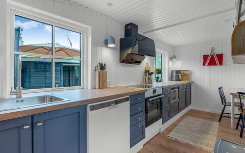 Antonie - 700M from the Sea: Legna, Latifoglie, Color Legno, Dipingere, Plank, Cucina, Pavimento In Legno, Alluminio, Controsoffitto, Cabinetry