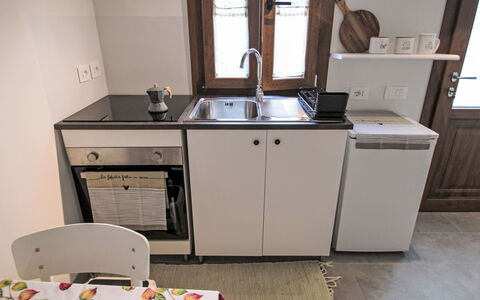 La Casetta: Cabinetry, Lavandino Della Cucina, Controsoffitto, Rubinetto, Mobilia, Finestra, Lavello, Tavolo, Cucina, Idraulico Fixture