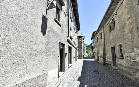 Erica Apartment: Cielo, Manto Stradale, Finestra, Pavimentazione, Costruzione, Facciata, Porta, Città, Vicolo, Casa