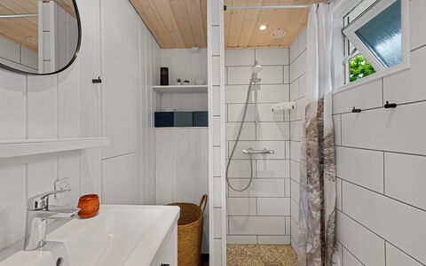 Terkel - 800M to the Fjord: Pavimentazione, Legna, Idraulico Fixture, Pavimento, Interior Design, Bagno, Idraulico, Rubinetto, Soffitto, Camera