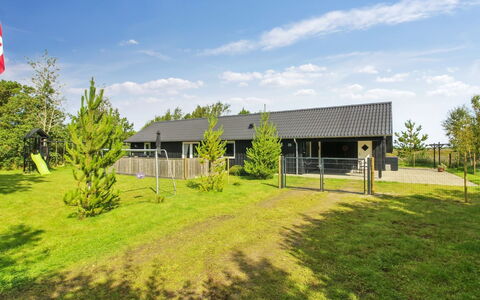 Golubinka - 2.5Km from the Sea: Mobilia, Interior Design, Pavimentazione, Pavimento, Soffitto, Camera, Sedia, Tavolo, Appartamento, Cucina & Sala Da Pranzo Tavolo