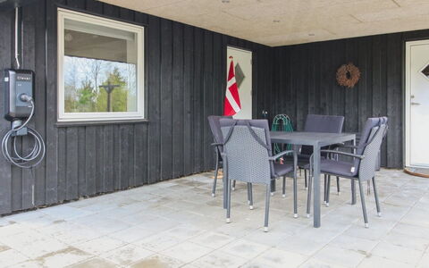 Golubinka - 2.5Km from the Sea: Mobilia, Interior Design, Pavimentazione, Pavimento, Soffitto, Camera, Sedia, Tavolo, Appartamento, Cucina & Sala Da Pranzo Tavolo