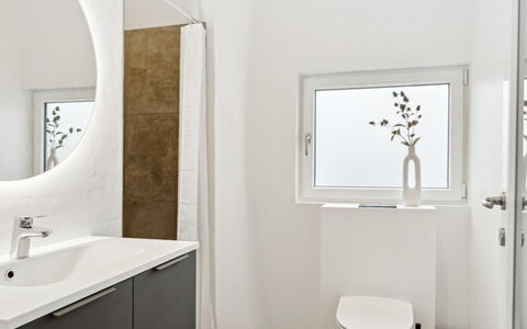 Marinus - 800M from the Sea: Tetto, Casa, Porta, Villetta, Shade, Raccordo, Cortile, Estate, Backyard